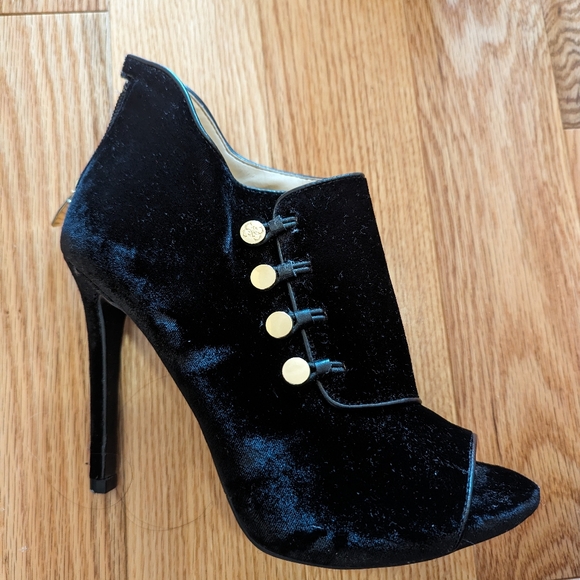 Guess 4 inch black and gold heels - Picture 2 of 7